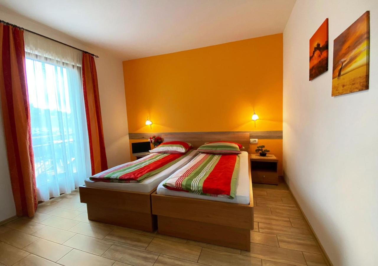 Guesthouse Mesec Zaplana Vrhnika Bagian luar foto