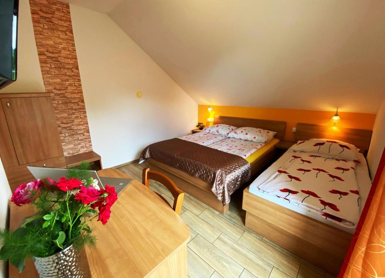 Guesthouse Mesec Zaplana Vrhnika Bagian luar foto