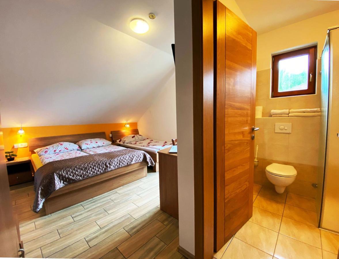 Guesthouse Mesec Zaplana Vrhnika Bagian luar foto