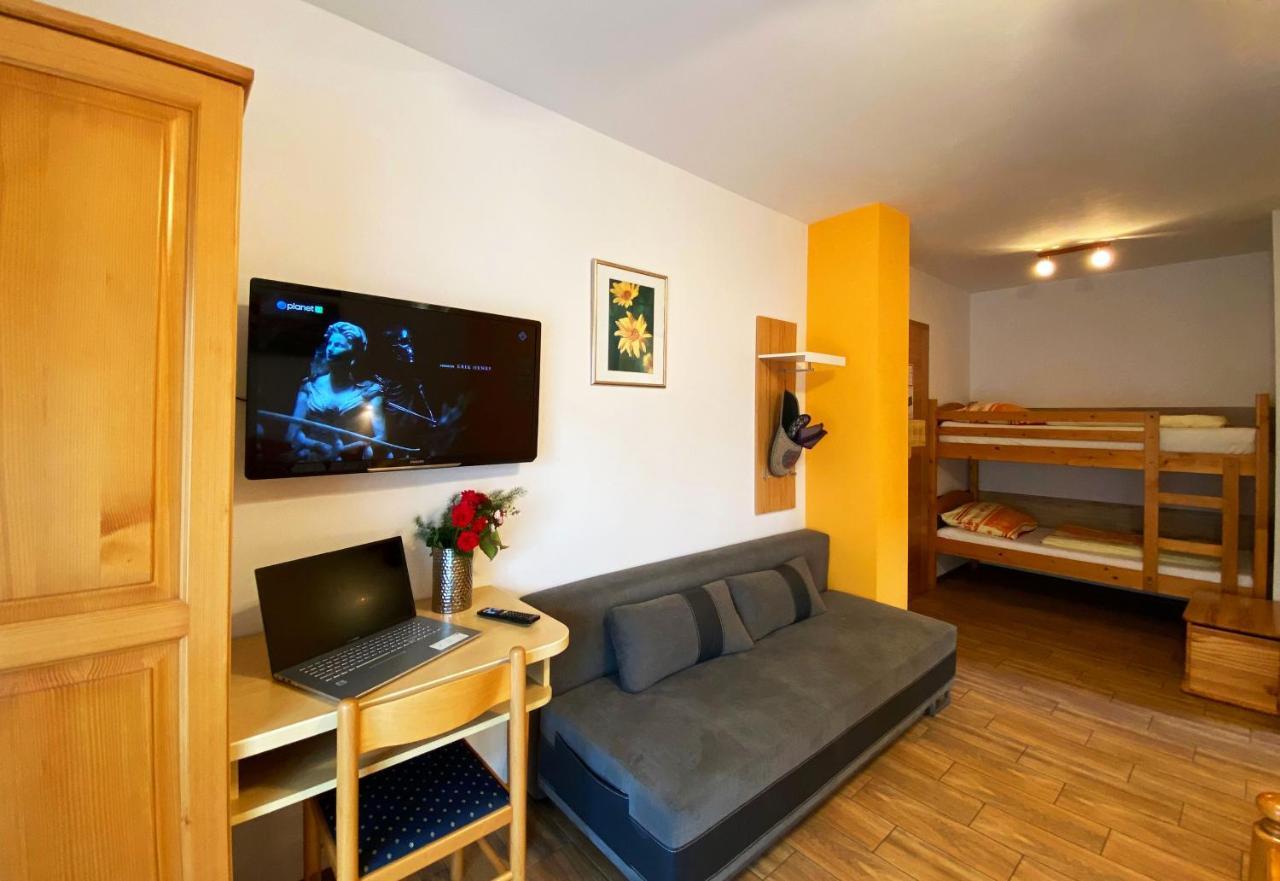 Guesthouse Mesec Zaplana Vrhnika Bagian luar foto
