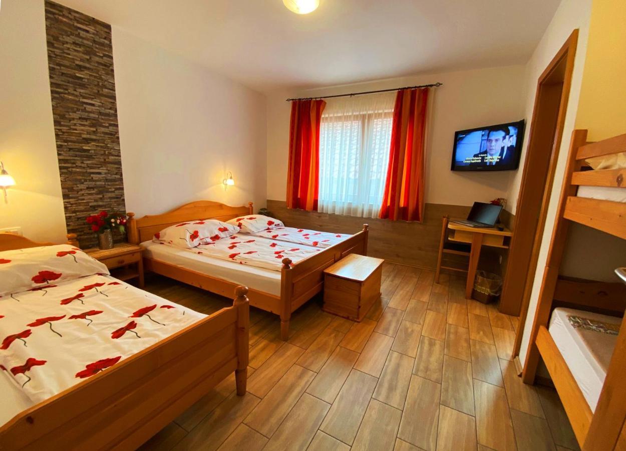 Guesthouse Mesec Zaplana Vrhnika Bagian luar foto