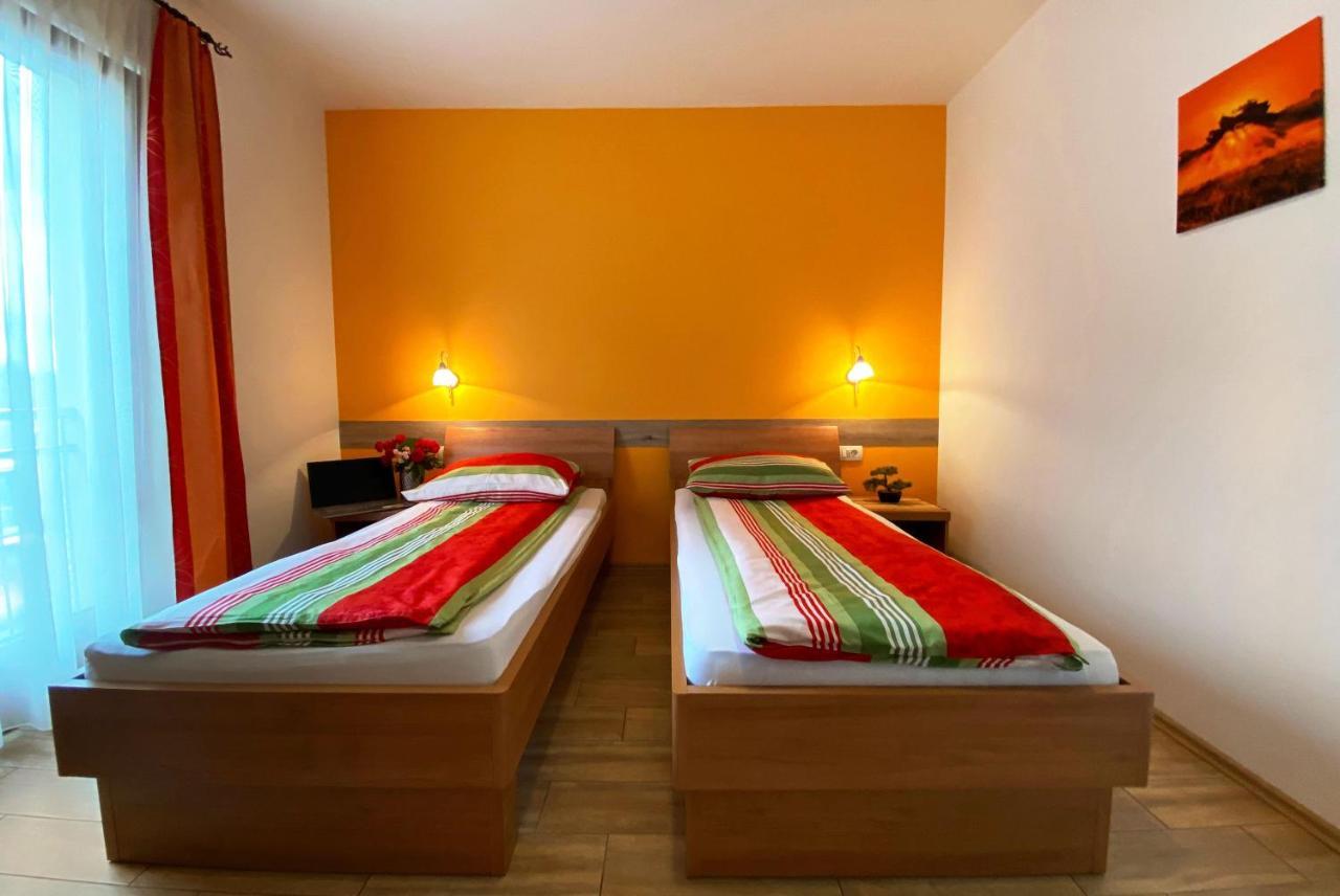 Guesthouse Mesec Zaplana Vrhnika Bagian luar foto