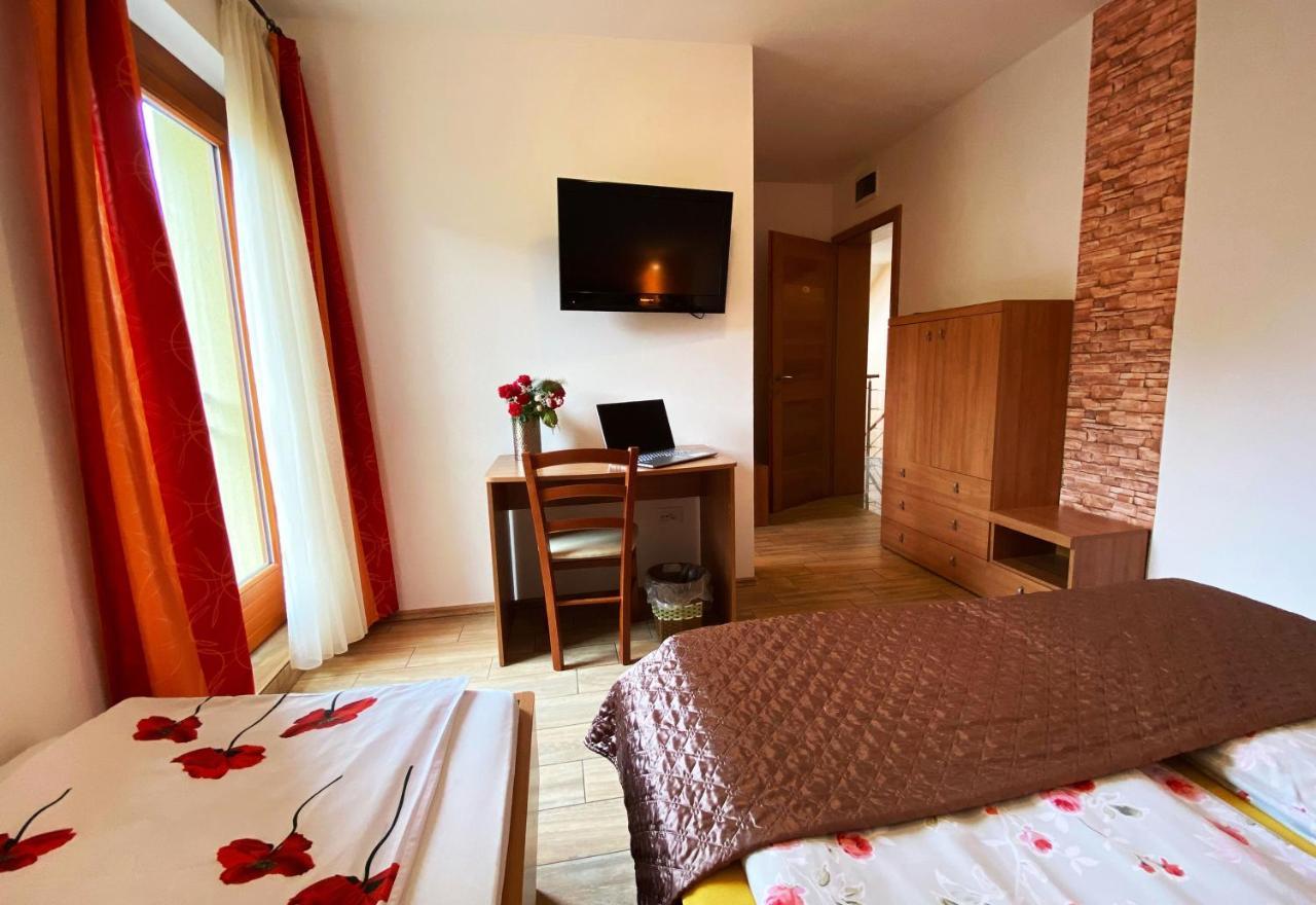 Guesthouse Mesec Zaplana Vrhnika Bagian luar foto