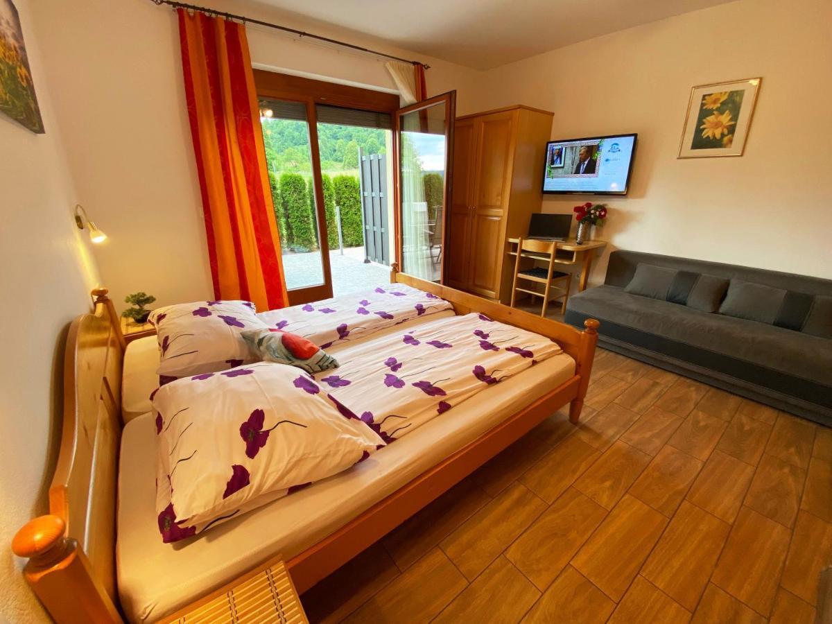 Guesthouse Mesec Zaplana Vrhnika Bagian luar foto