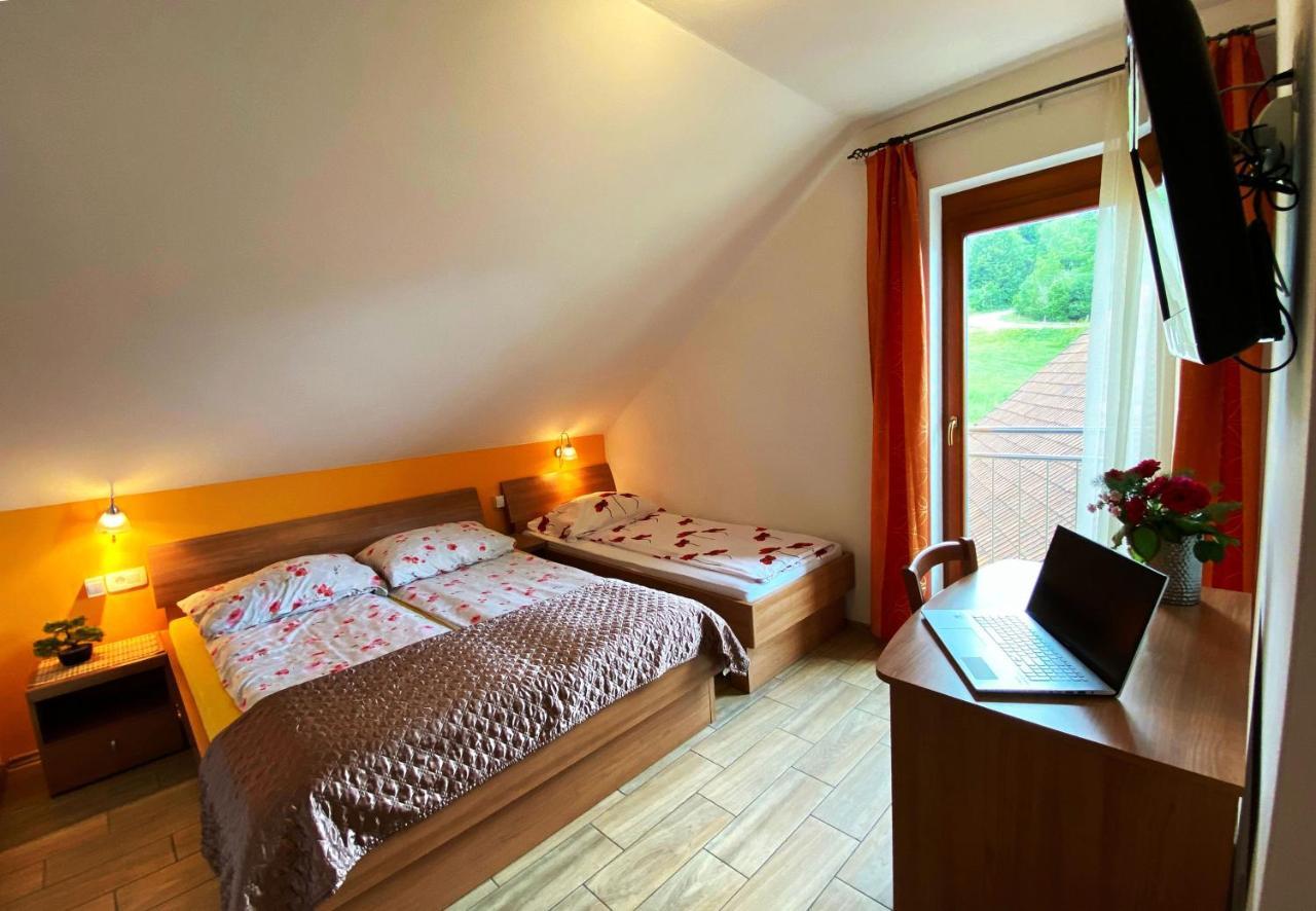 Guesthouse Mesec Zaplana Vrhnika Bagian luar foto