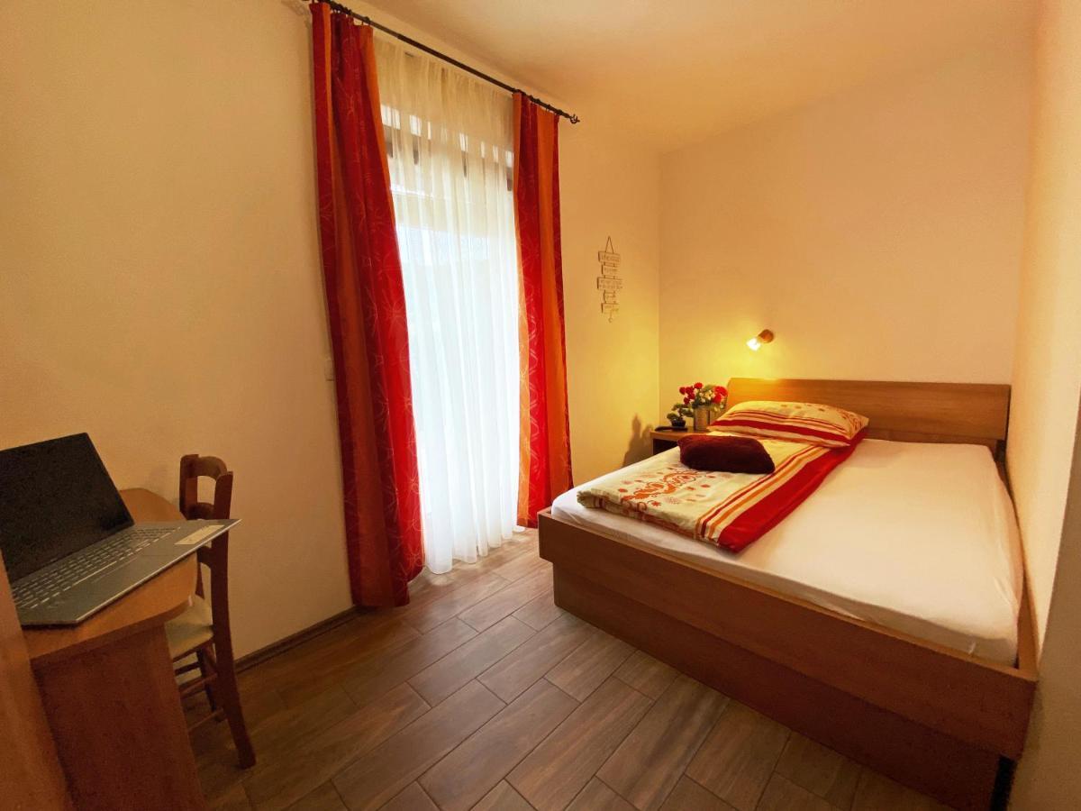 Guesthouse Mesec Zaplana Vrhnika Bagian luar foto