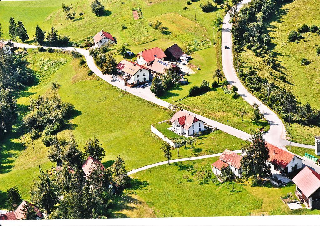 Guesthouse Mesec Zaplana Vrhnika Bagian luar foto