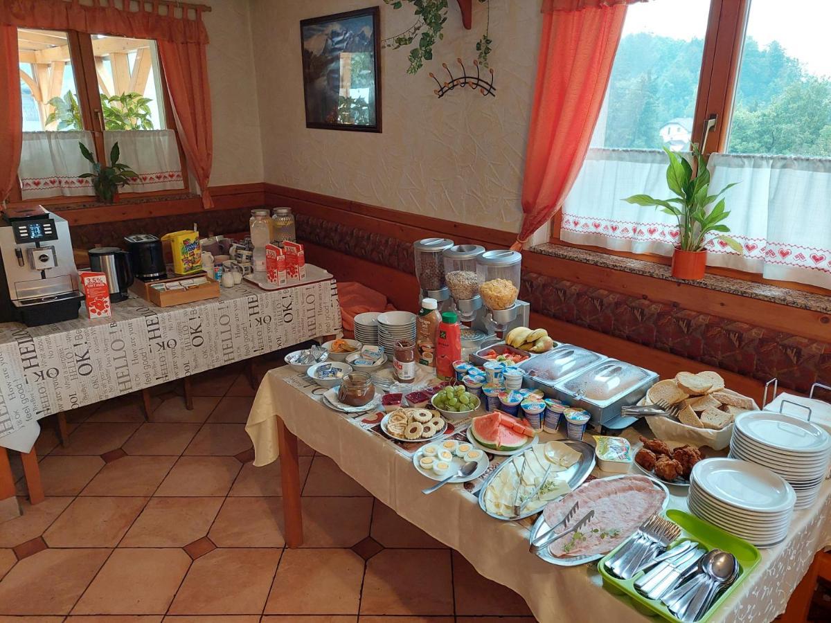 Guesthouse Mesec Zaplana Vrhnika Bagian luar foto