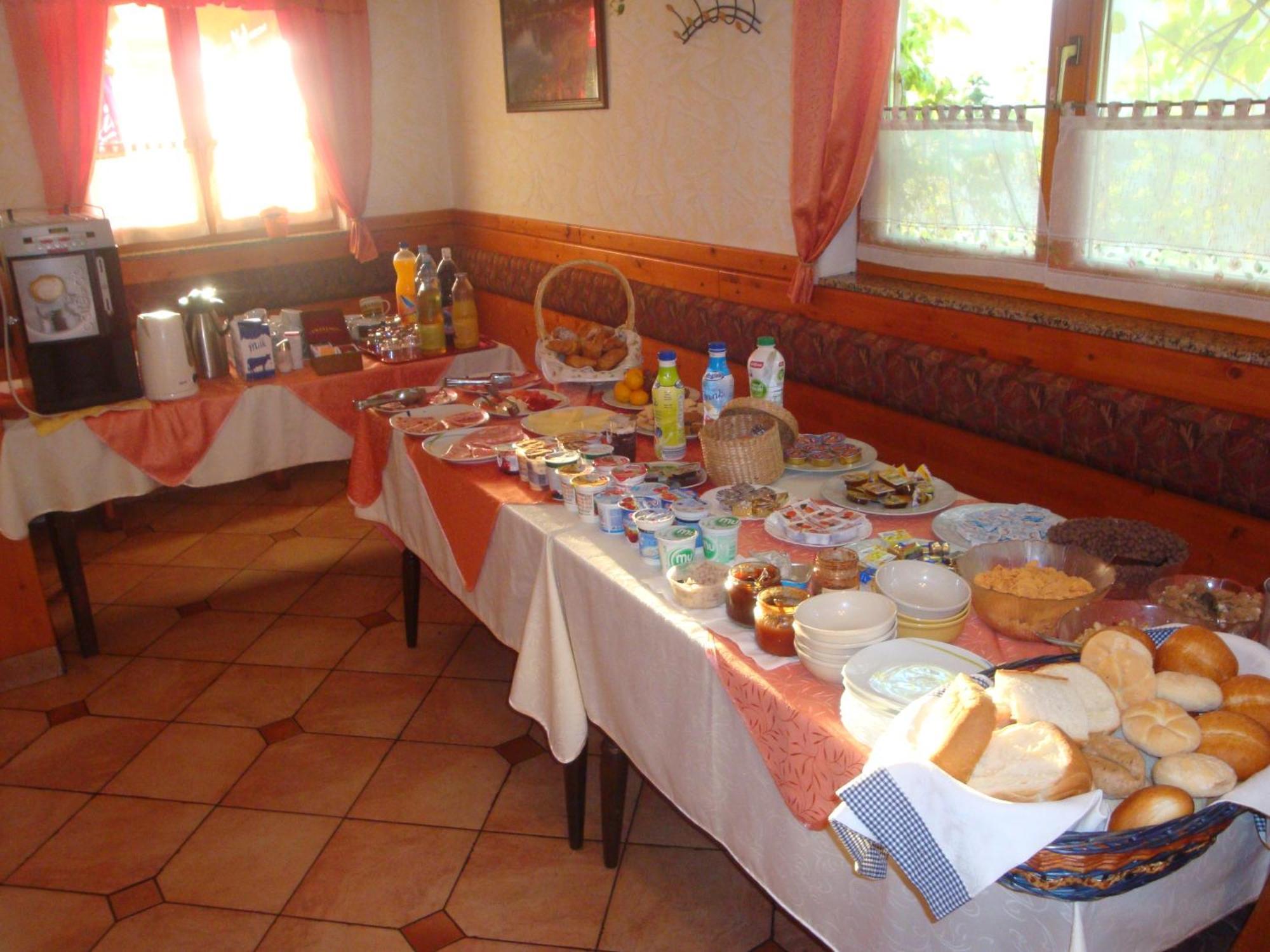 Guesthouse Mesec Zaplana Vrhnika Bagian luar foto