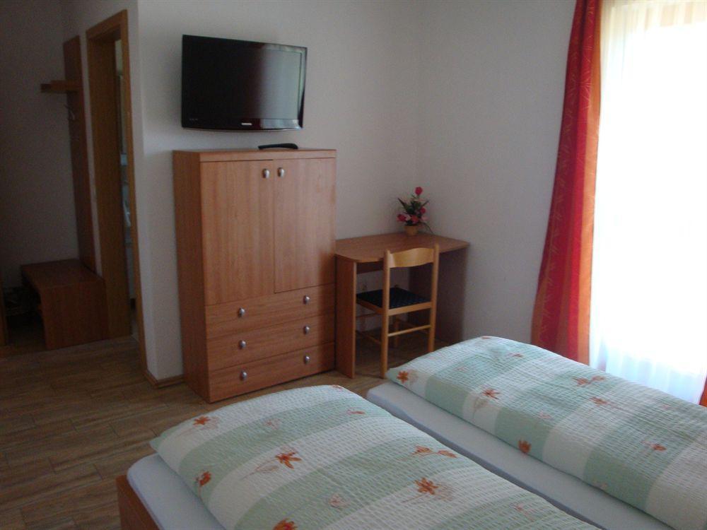 Guesthouse Mesec Zaplana Vrhnika Bagian luar foto