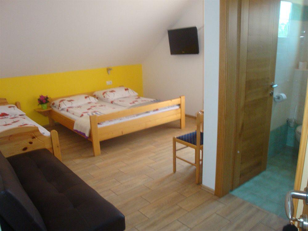 Guesthouse Mesec Zaplana Vrhnika Bagian luar foto