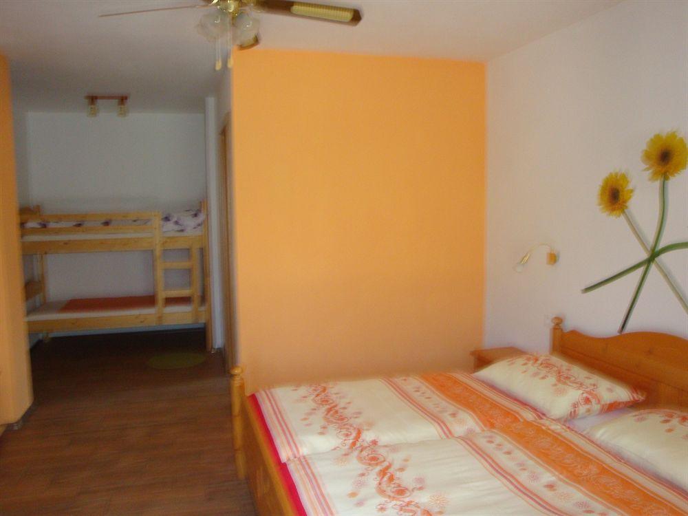 Guesthouse Mesec Zaplana Vrhnika Bagian luar foto