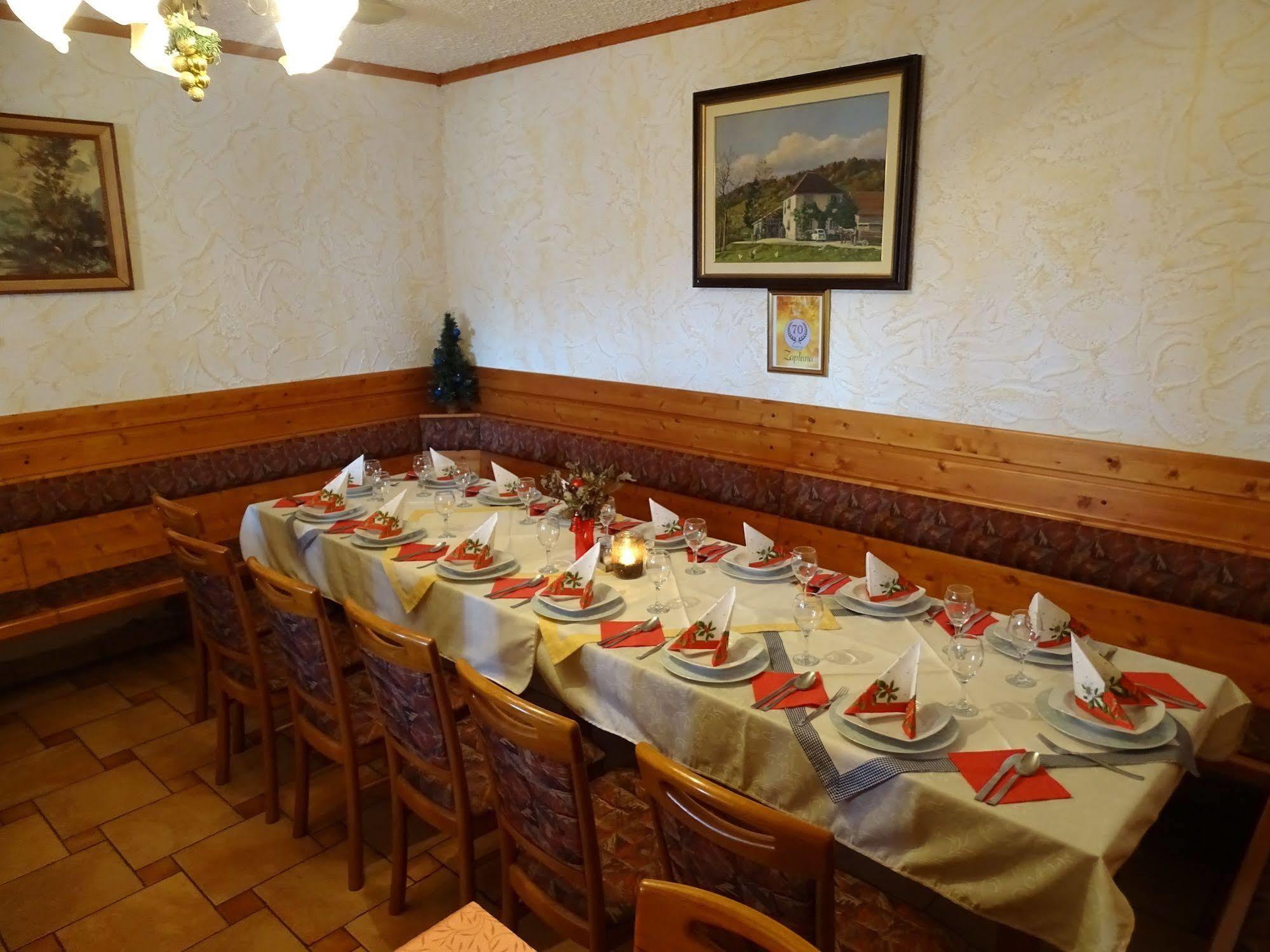 Guesthouse Mesec Zaplana Vrhnika Bagian luar foto