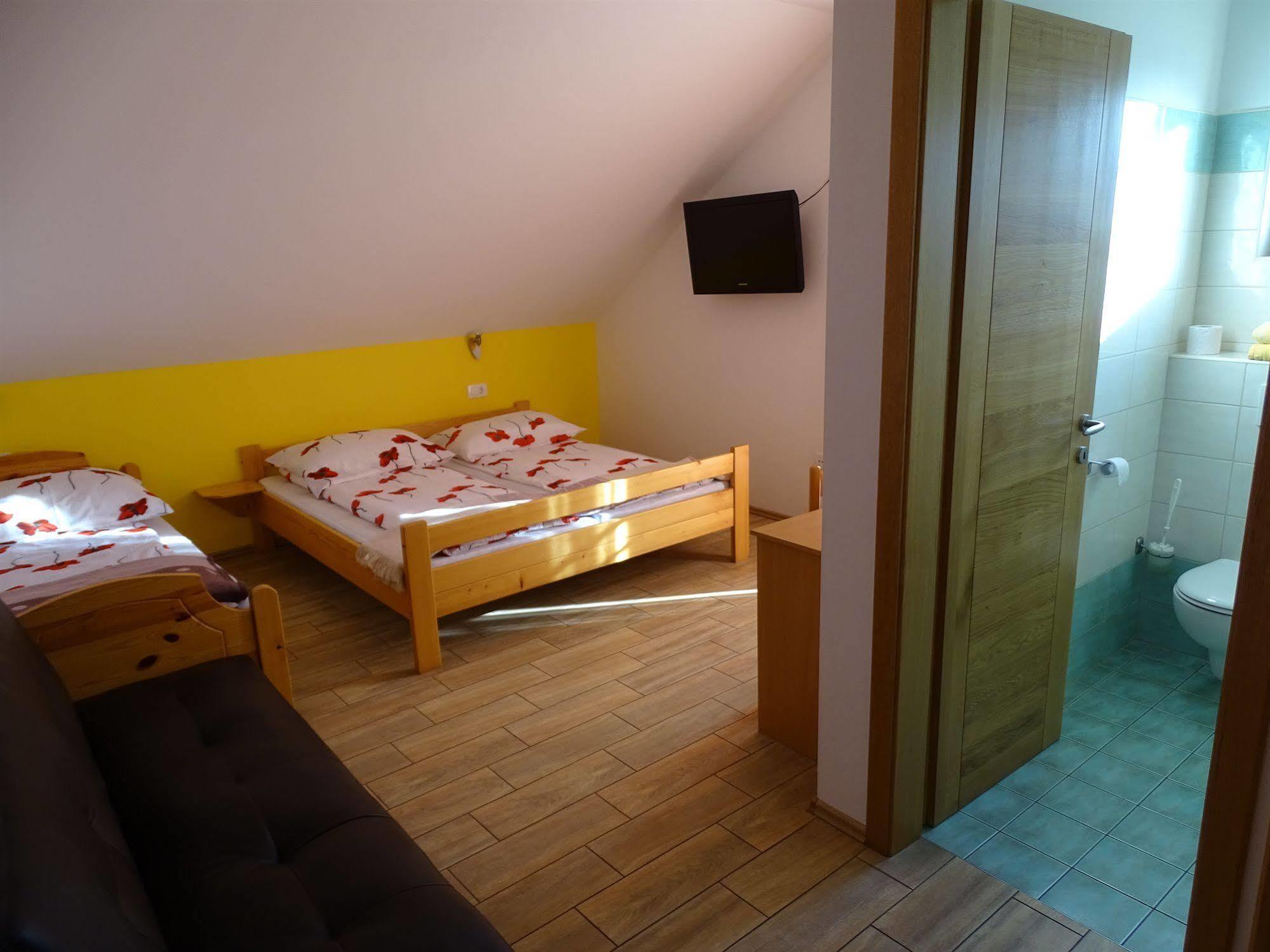 Guesthouse Mesec Zaplana Vrhnika Bagian luar foto