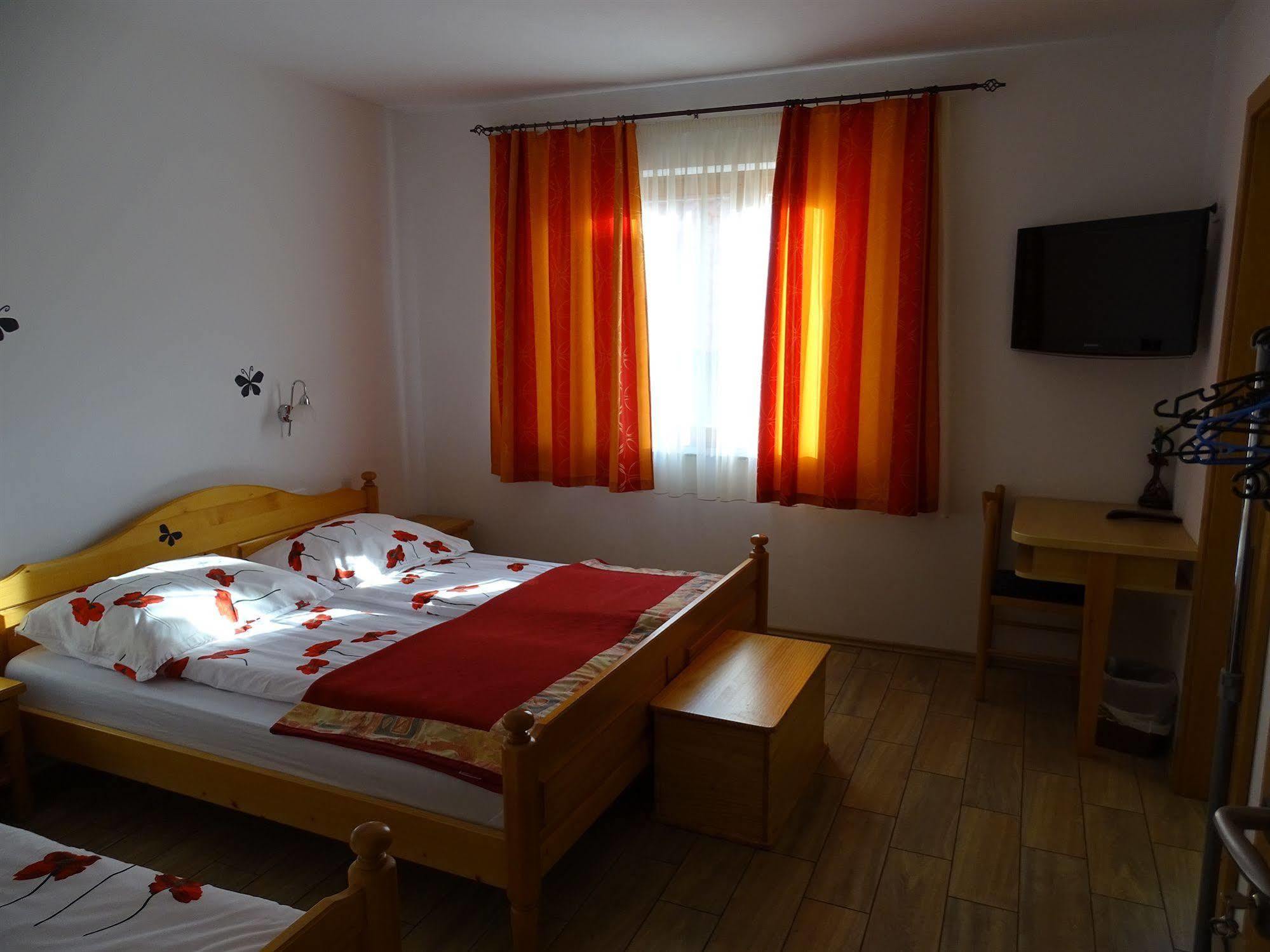 Guesthouse Mesec Zaplana Vrhnika Bagian luar foto