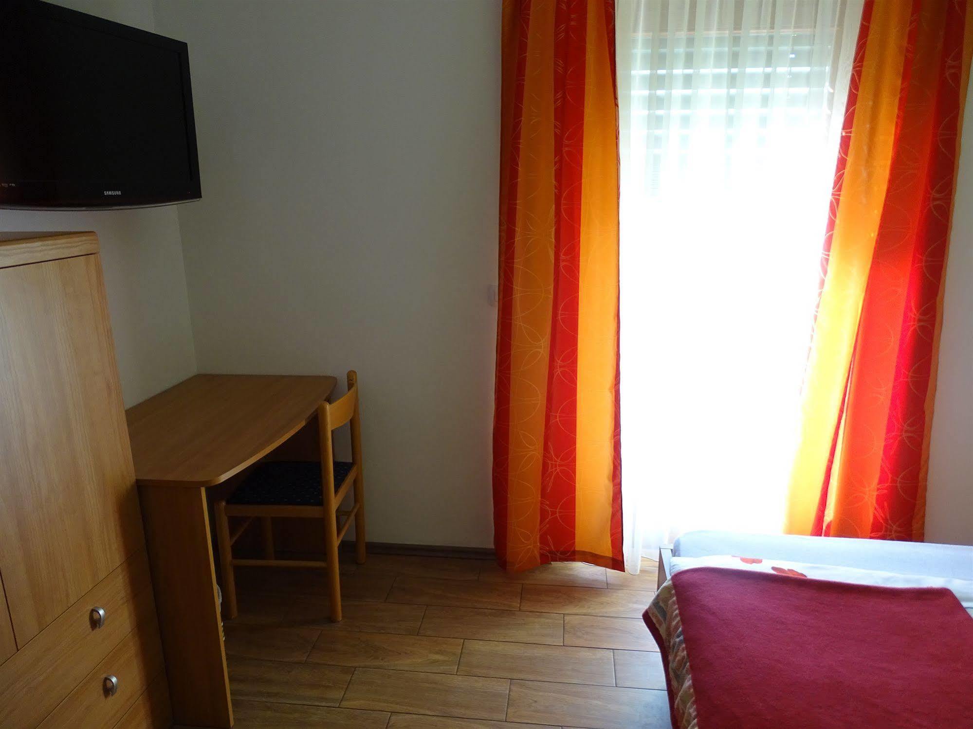 Guesthouse Mesec Zaplana Vrhnika Bagian luar foto