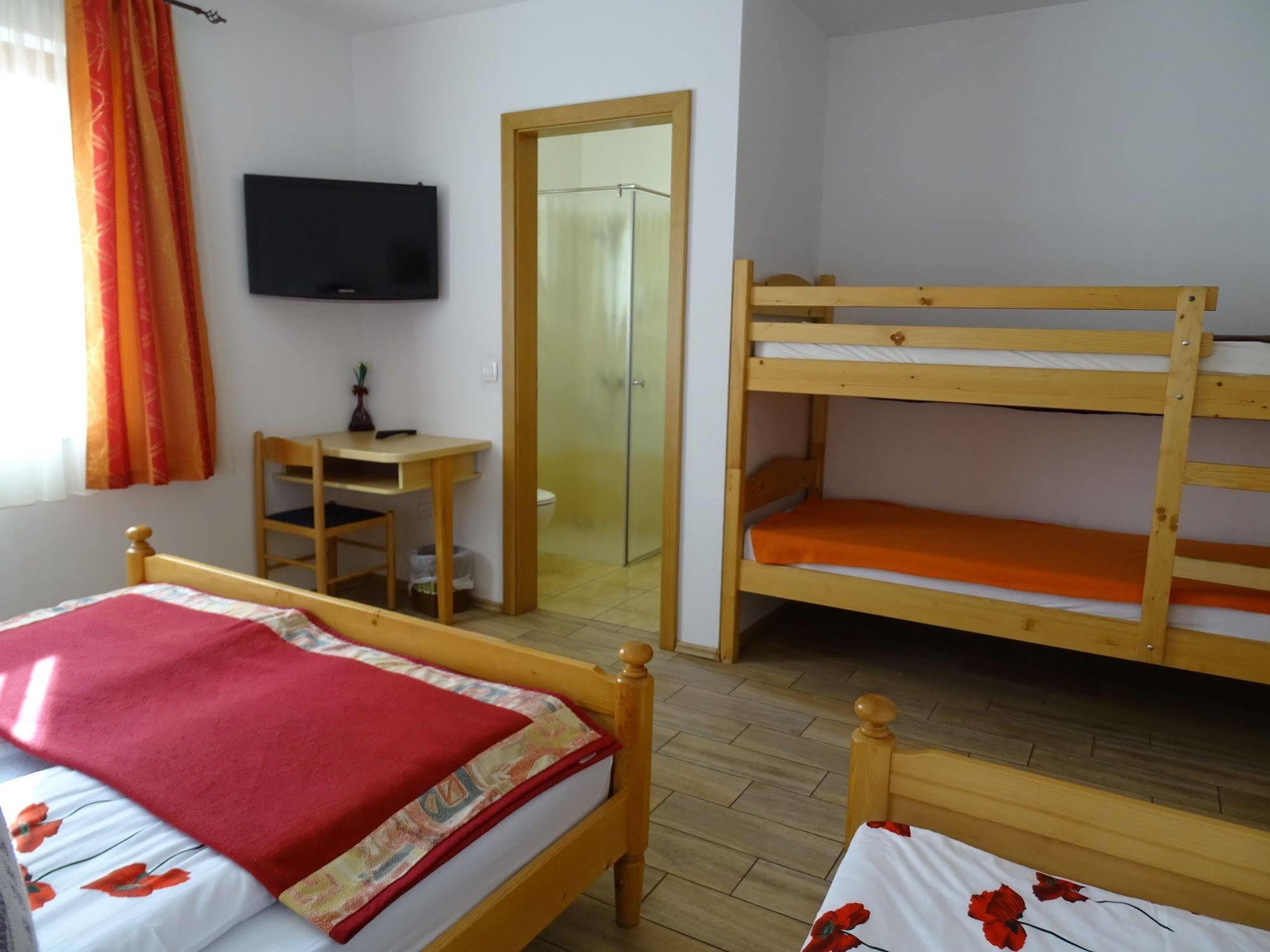 Guesthouse Mesec Zaplana Vrhnika Bagian luar foto