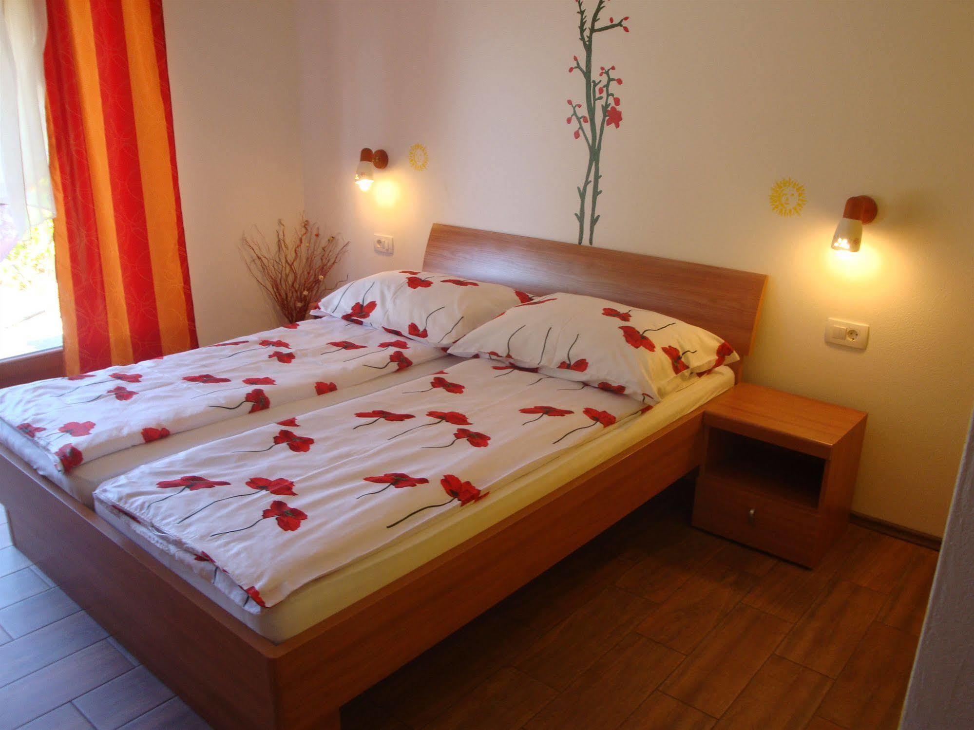 Guesthouse Mesec Zaplana Vrhnika Bagian luar foto
