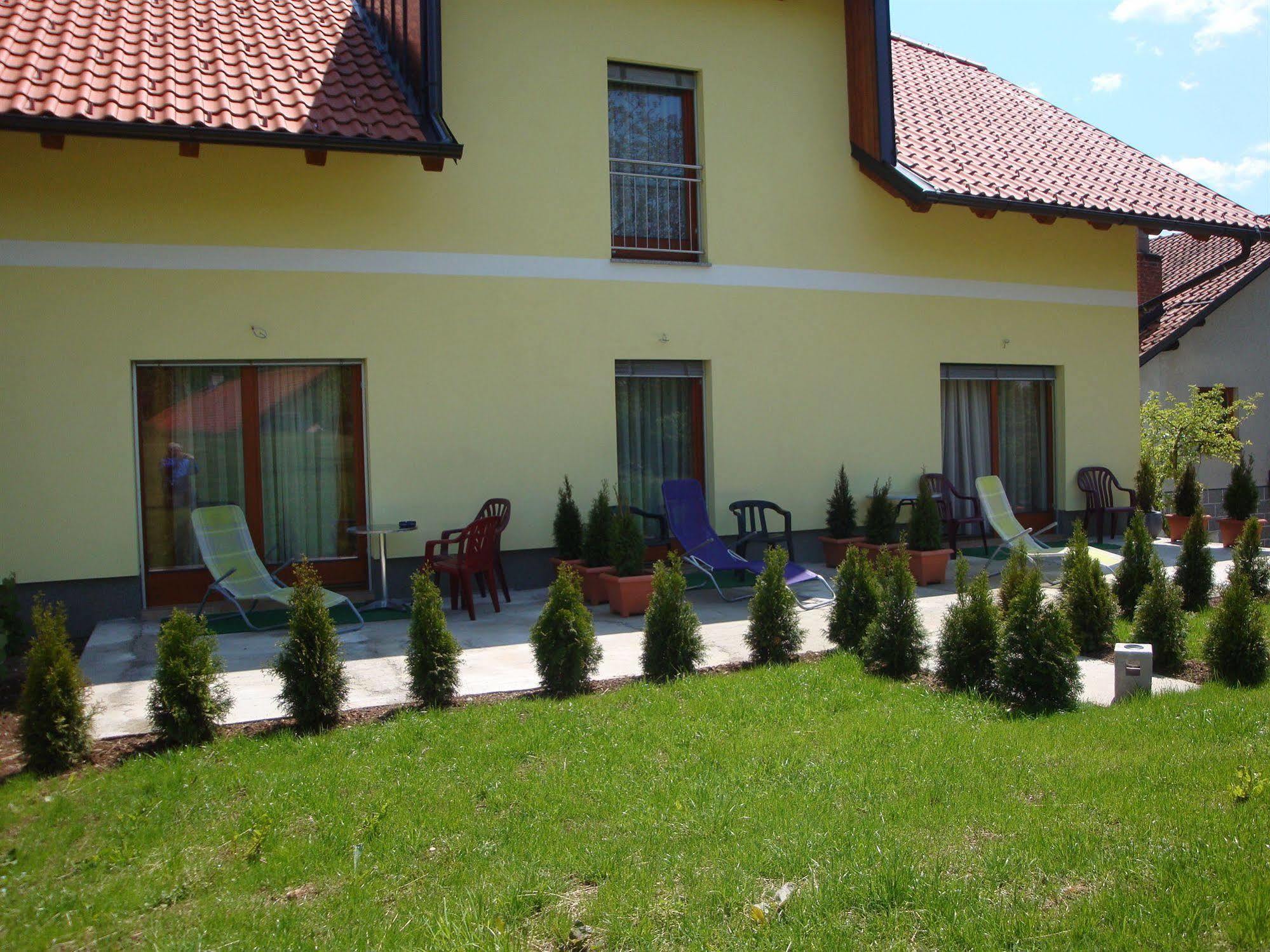 Guesthouse Mesec Zaplana Vrhnika Bagian luar foto