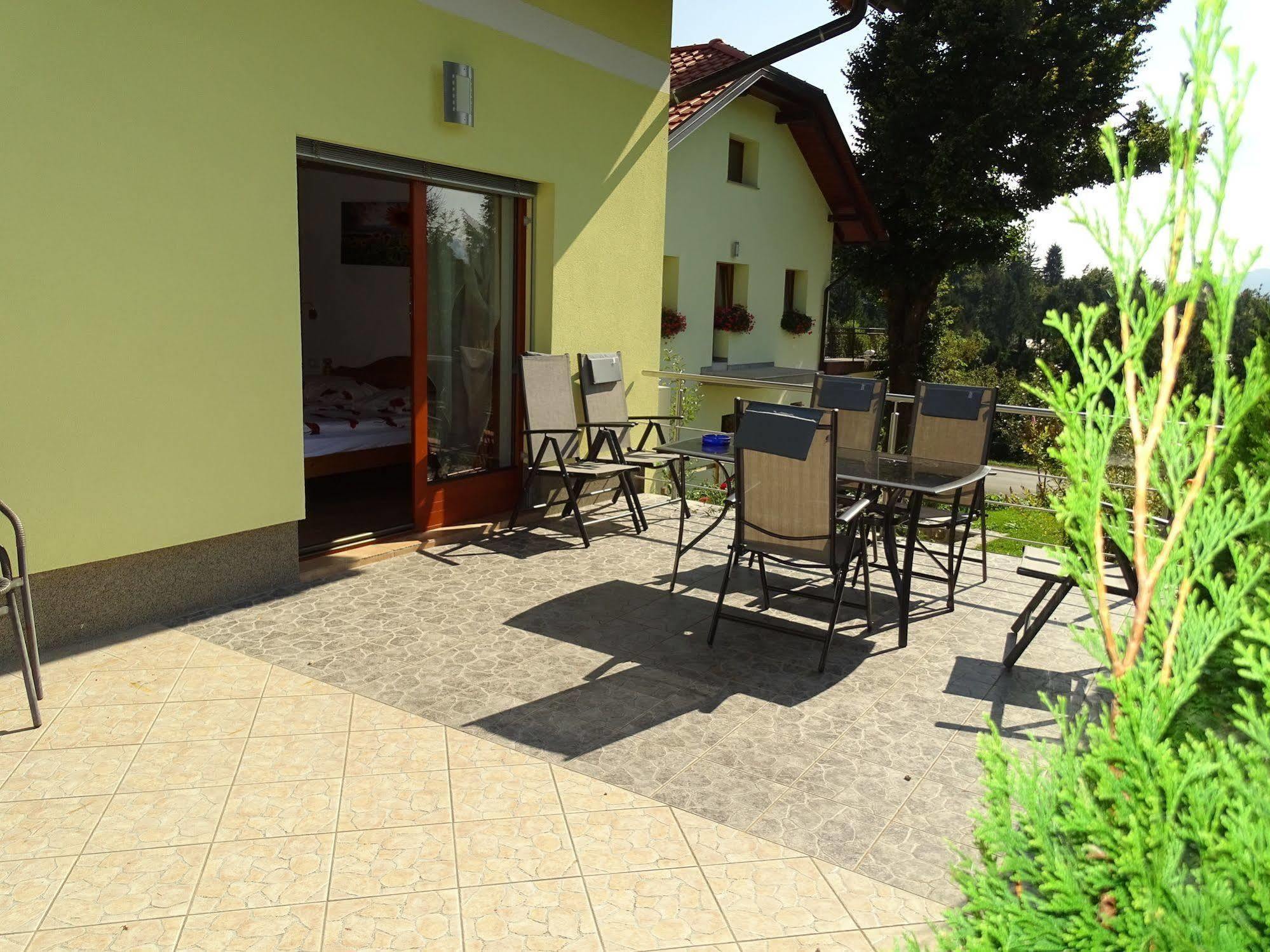 Guesthouse Mesec Zaplana Vrhnika Bagian luar foto