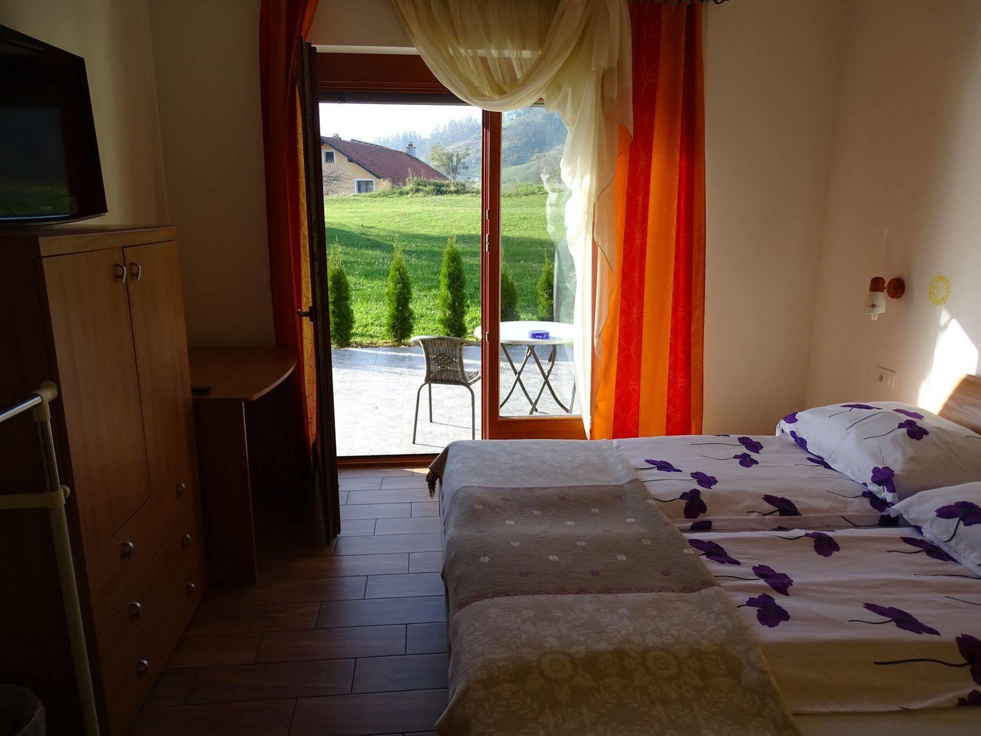 Guesthouse Mesec Zaplana Vrhnika Bagian luar foto