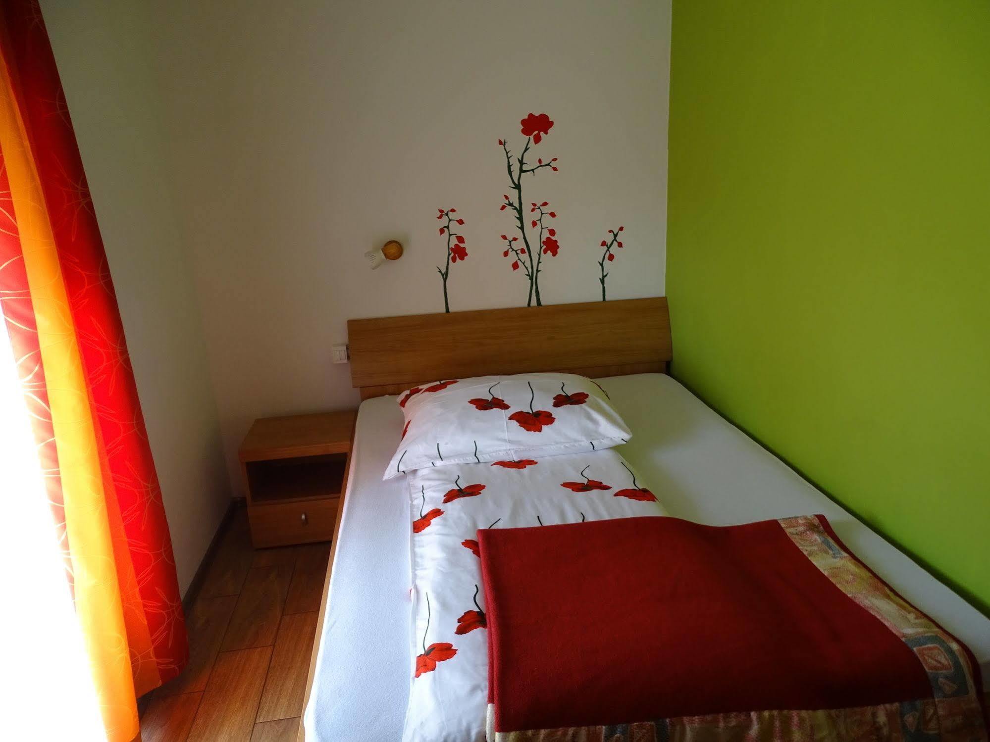 Guesthouse Mesec Zaplana Vrhnika Bagian luar foto