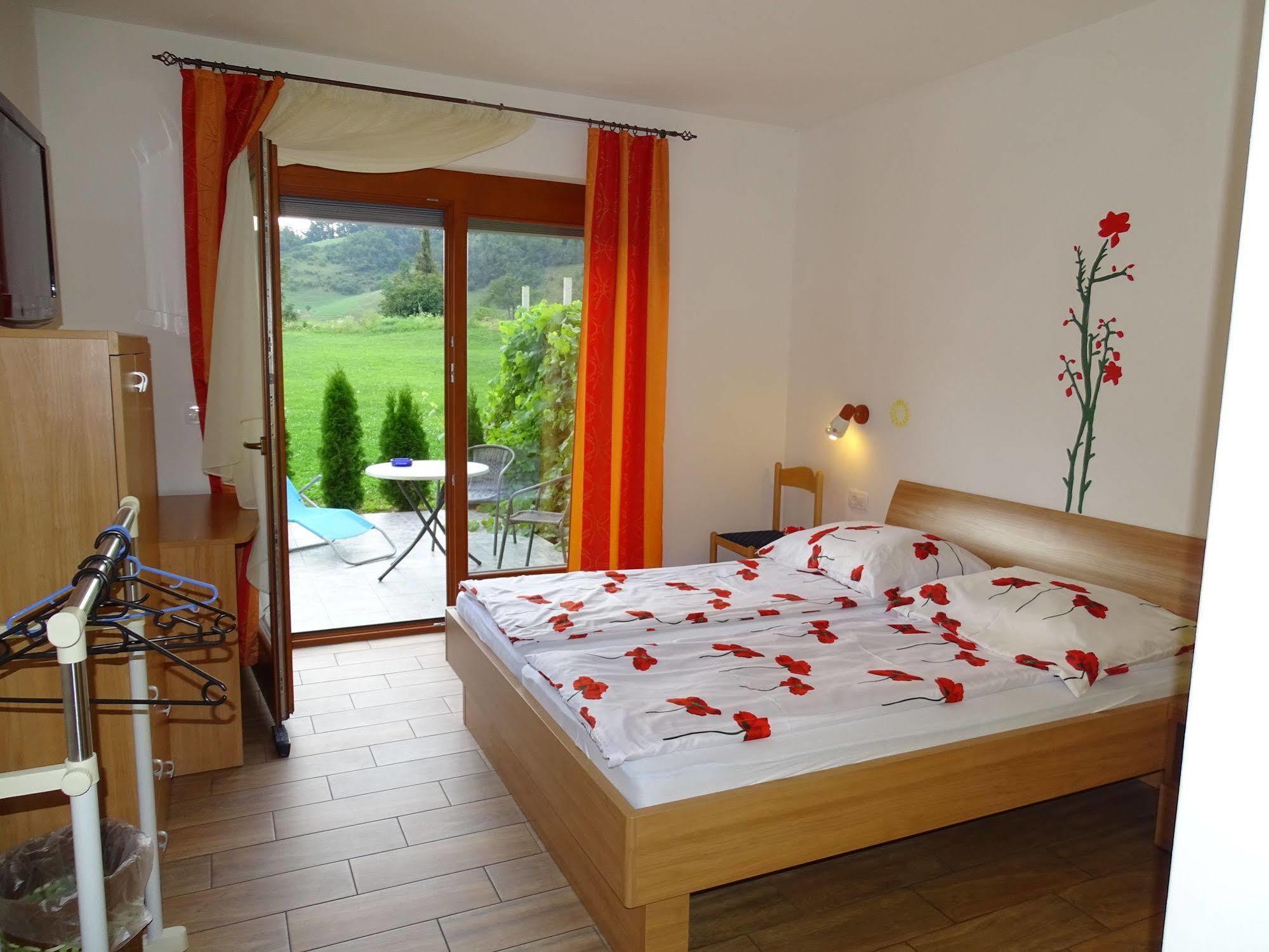 Guesthouse Mesec Zaplana Vrhnika Bagian luar foto